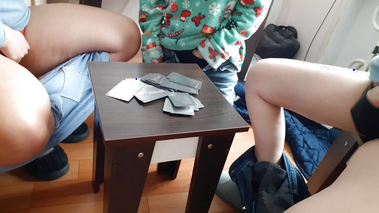 משחק קלפים הפך לשלישייה לסבית לוהטת