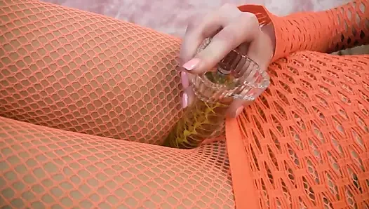 Gadis remaja hot dengan stoking jala lagi asis mainin vibratornya