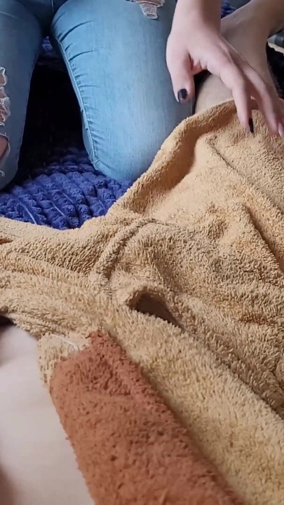 Zdeprawowana żona komunikuje się z mężem przez wideorozmowę.