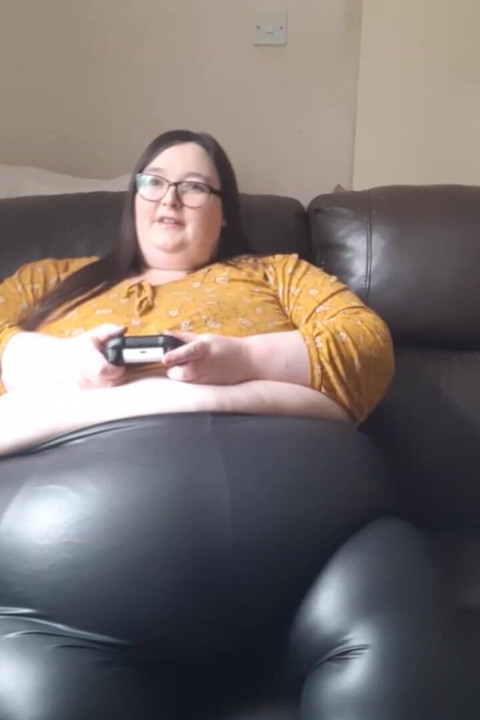 SSBBW gamer girl in leather pants belly