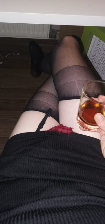 Sissy spritzt in ihren Cocktail und schluckt alles