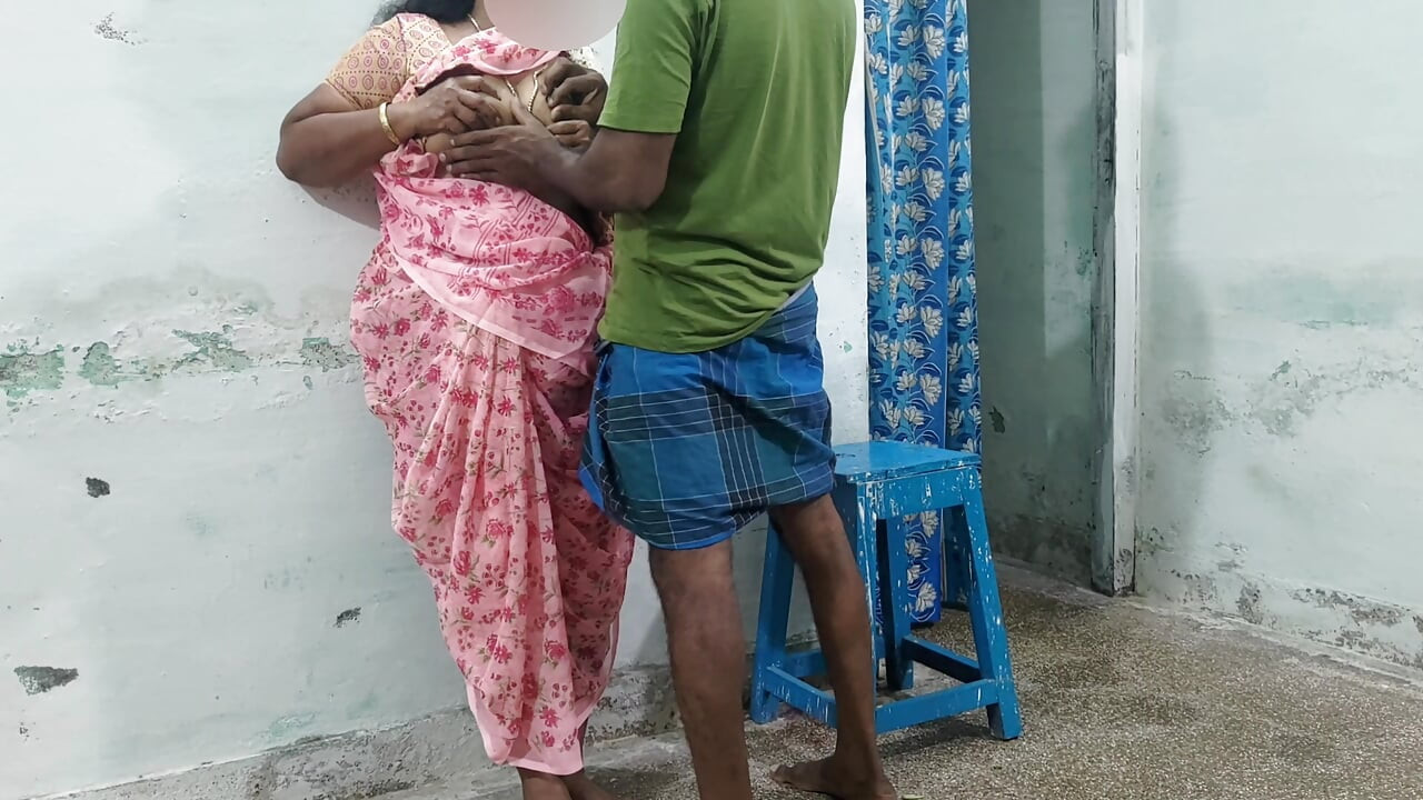 내 대학 교수가 어느 날 그의 집에 나를 초대하고 그녀가 야채를 따는 동안 나는 그녀와 섹스를했다