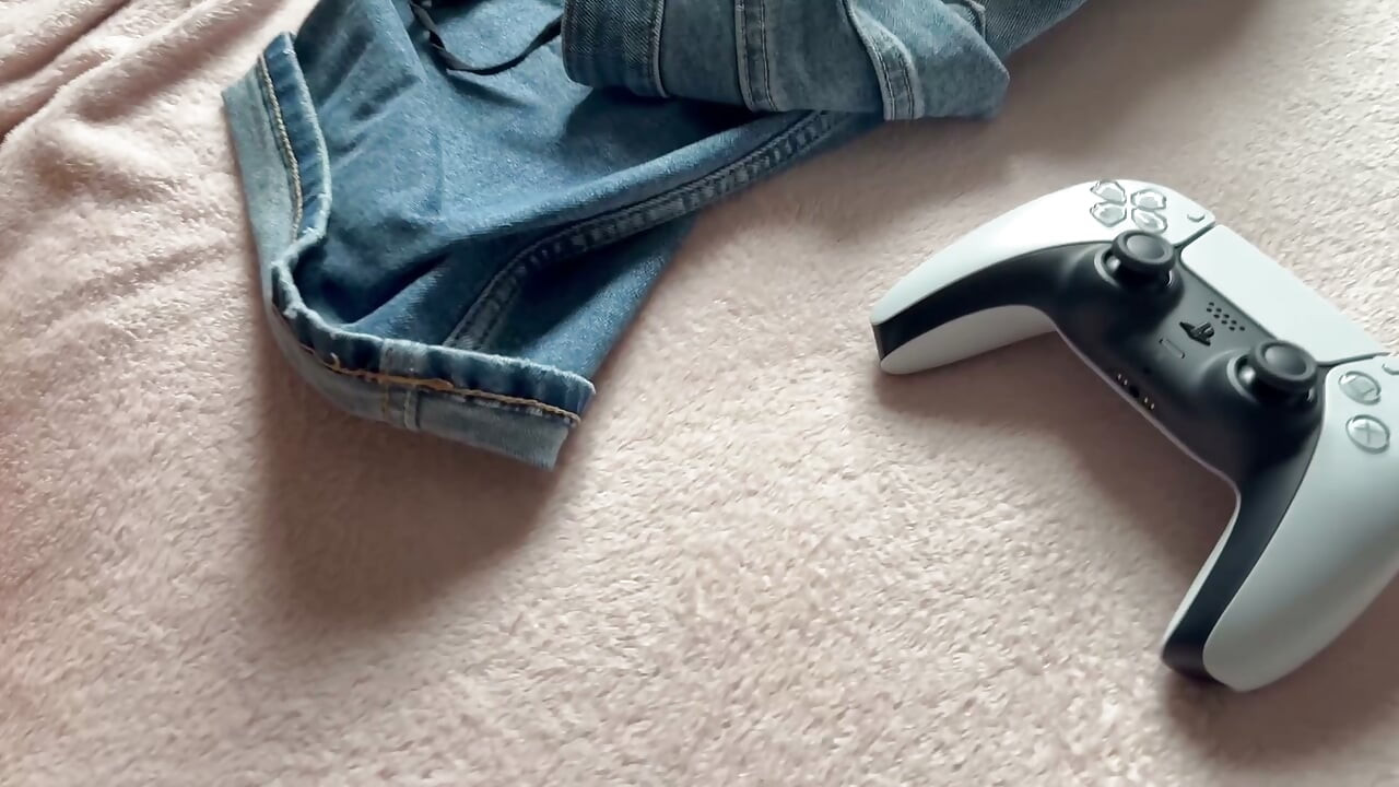オタクの義理の妹のビデオゲームを邪魔してしまった