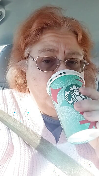เสื้อกันหนาวสีชมพูและ Star Bucks อร่อย