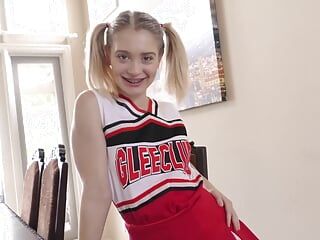 18-jährige cheerleaderin mit zahnspange liebt es