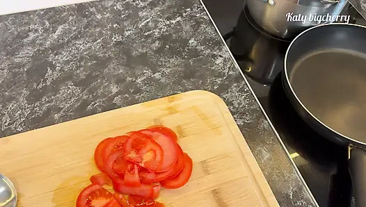 Пасынок помогает молодой мачехе приготовить завтрак, пока ее муж видит сны