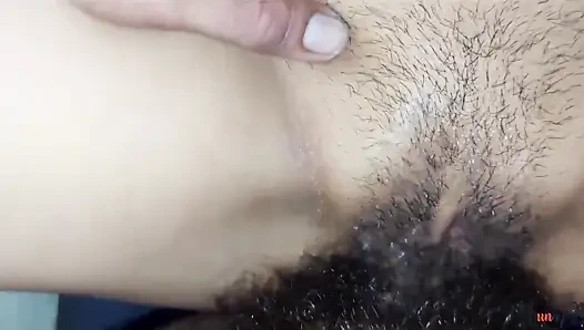 Миссионерский секс девушки с волосатой киской крупным планом.