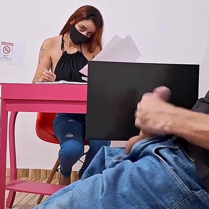 Aku nekat ngocok kontol resepsionis yang lagi nginap kontolku dengan berisiko!