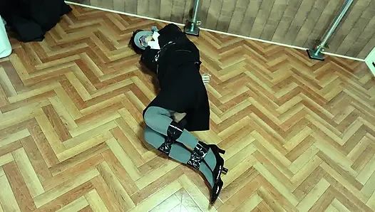 Hedeflenen ofis görevlisi bantla bağlanmıştı