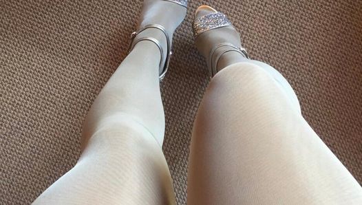 Нога соблазняет в слоистых блестящих белых хрустальных колготках и ярких высоких каблуках.