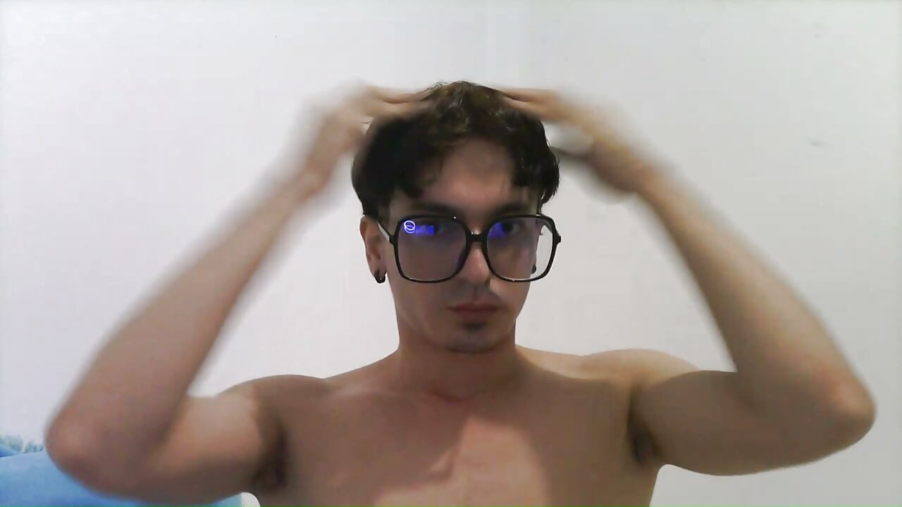 A minha vizinha começou a foder com o namorado e eu fiquei com vontade de tirar leite