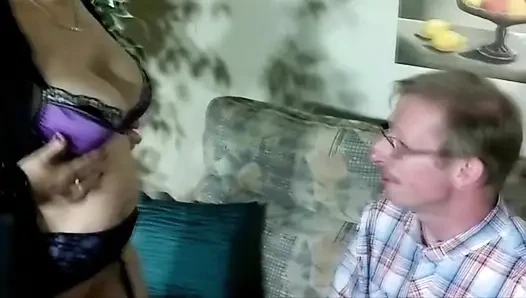 Sarışın Fransız fahişe açık havada yüze boşalmadan önce sikiliyor