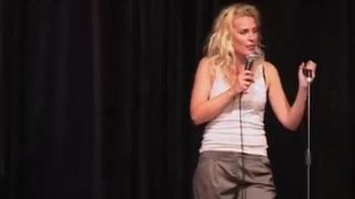 Sara Pascoe auf der Bühne sieht sexy aus