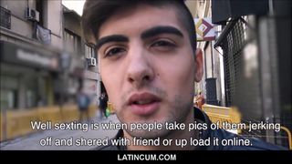 Junger Amateur-Latino-Bi-Junge vom Filmemacher für Geld gefickt