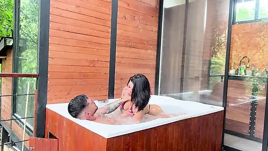 Pacar Sahabat Saya Dan Saya Masuk Ke Bak Mandi Air Panas Untuk Bersantai Dan Dia Akhirnya Meletakkan Penis Saya Tanpa Kondom