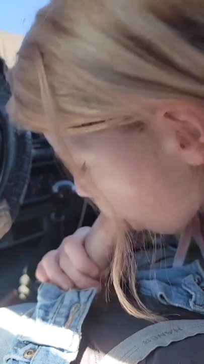 Pen tenåring gir en het POV-blowjob i bilen! | Klipp 1