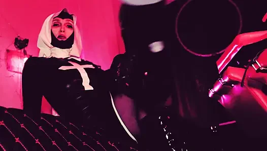 Sahibe eva lateks rahibe fetiş tanrıça dominatrix orta yaşlı seksi kadın bdsm kadın egemenliği yalnız ateşli