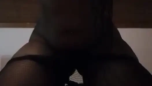 Молодая студентка наслаждается мастурбацией перед камерой