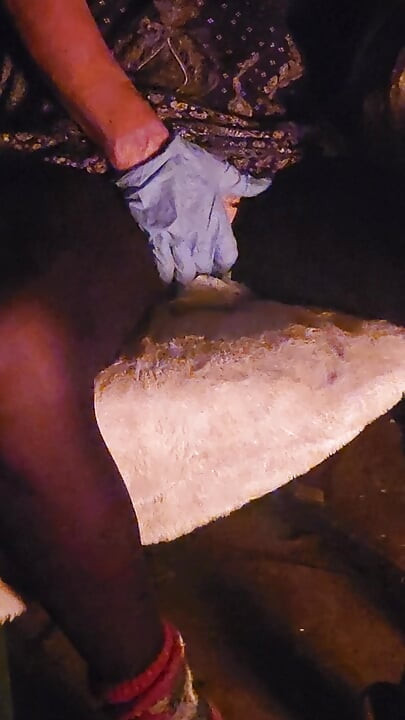 Goode Girl uživa u večernjim prstima i jebanju sebe kraj vatre u dvorištu