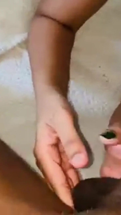 فتاة مثيرة يعطي صديقه لمص زب مثير قذر | مقطع 1