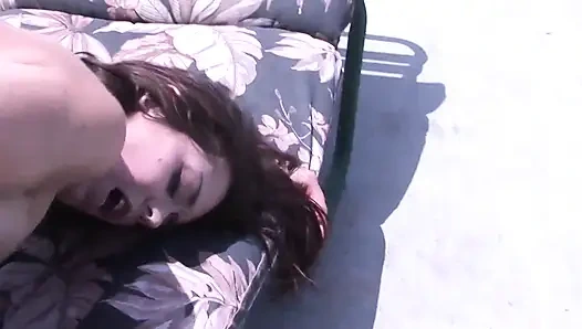 Грудастая девушка сосет сочный член на улице