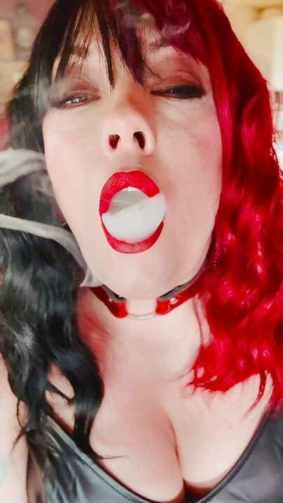 Je pendante une cigarette dans ce clip à fumer rapide de Tina Snua
