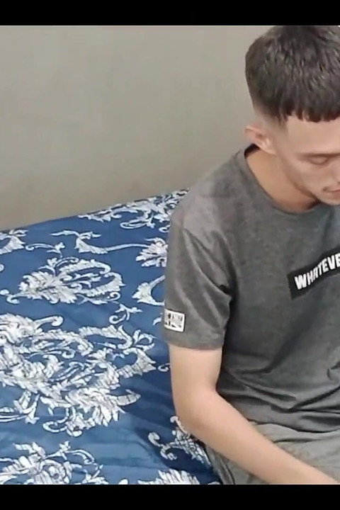 Fratele vitreg nu poate rezista pizdei mele! Mă fute și ejaculează pe fesele mele - poveste completă