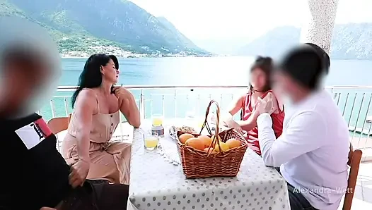 Mitten Im Restaurant Unter Dem Tisch Abgeblasen