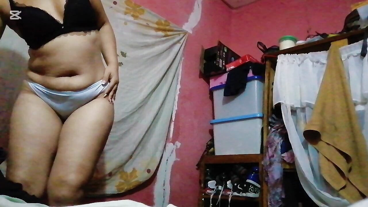 brunette dancing her big big ass that she has