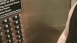Énorme éjaculation dans l'ascenseur