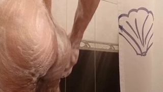 Harige man schuimt zichzelf in onder de douche