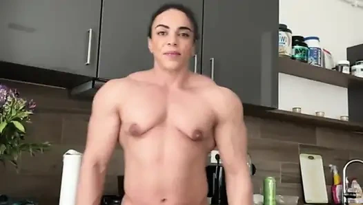 Curlyfitqueen dengan sensasi otot mentah dan perih