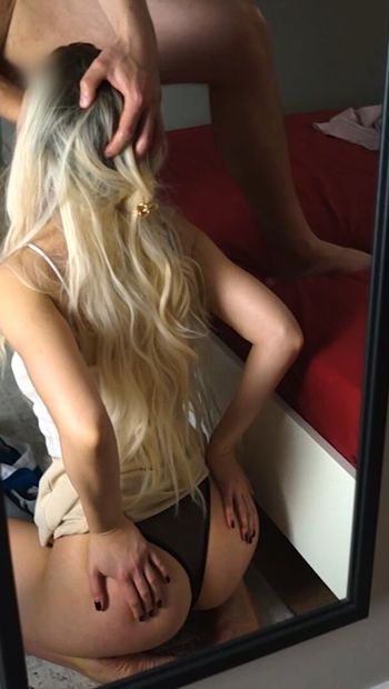 OMG! 😱 Beste pijpbeurt van een sexy blondine in een minirok! Gepassioneerde seks van een echt amateurpaar