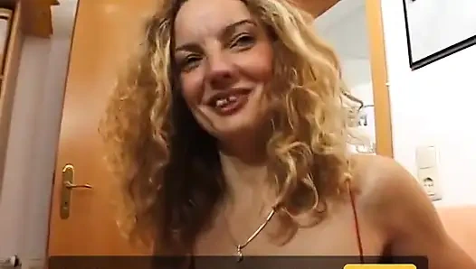 Harika sarışın orta yaşlı seksi fahişe yumuşak yarak emiyor