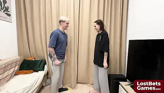 James ve Sofia striptizli elle tokat oyununa katılıyor