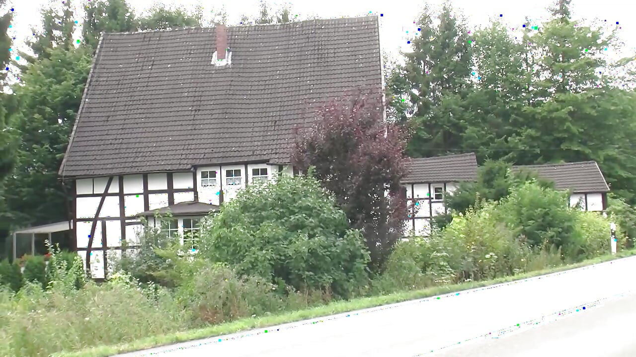 Chupar y follar con una polla caliente y enorme en el garaje