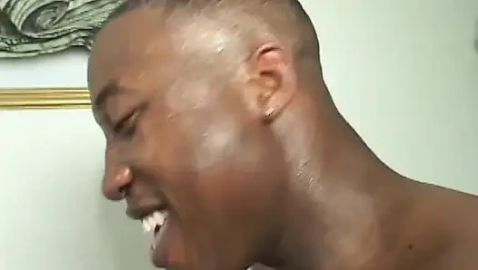 Großer schwarzer arsch liebt großen schwarzen schwanz in der muschi im mund ... sperma auf den arsch