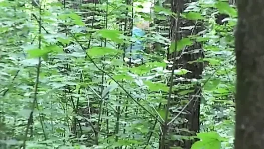 Cewek rambut pirang lagi asik fingering memeknya sampai dalam banget di hutan