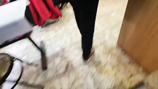 Трахает официантку в ванной, ей 18
