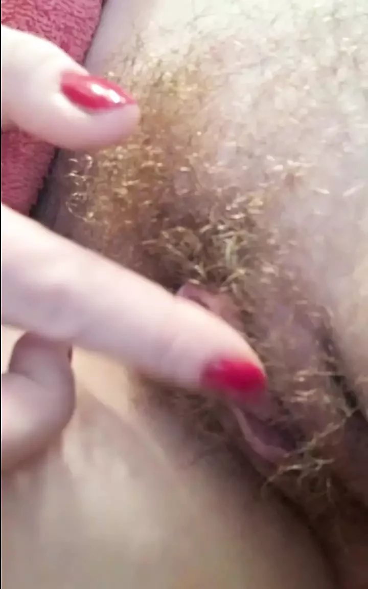 Gioca con la mia figa pelosa