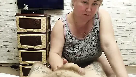 Ibu mertua nyepong kontol sebelum tidur