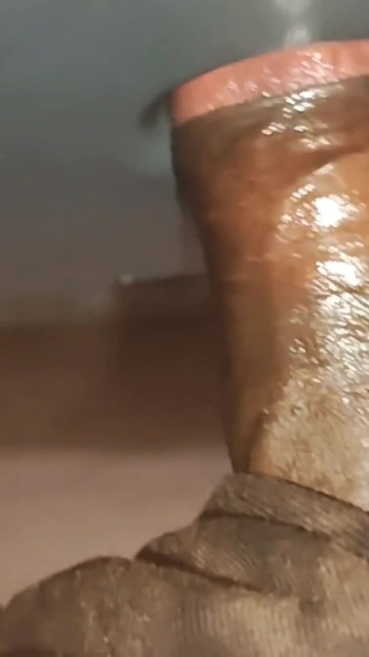 Látványos pillanat a "Desi Solo Hetero Guy Secretly Fucking A Stool When Nobody's In Home" című filmből