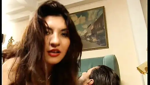 Omg! Lateksli Büyük Memeli Esmer Kanepede Iki Adam Tarafından Sikiliyor