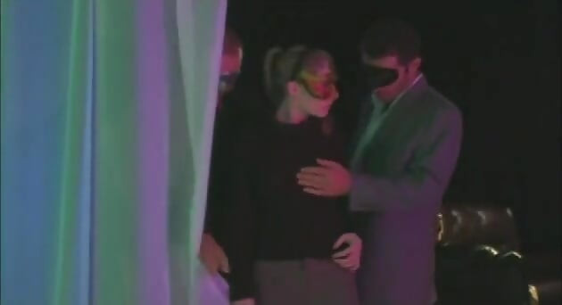 Sexy rubia tetona recibe esperma en su pecho después de tomar una polla en el culo