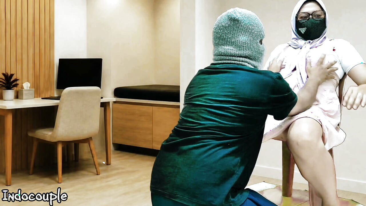 Questa birichina moglie con hijab lascia che il suo capo le lecci la figa sporca in ufficio