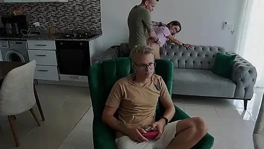 Kocasını en iyi arkadaşıyla aldattı, arkasından! 4K