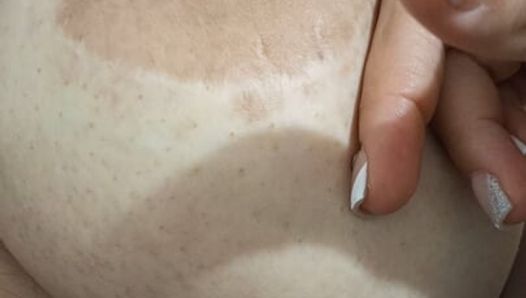 La texture douce de mes seins me rend très excitée. En plus, ce sont des seins qui sécrètent du lait oui