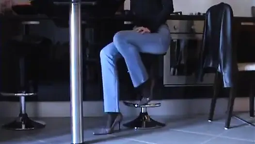 Schuhspiel in schwarzer strumpfhose und rosa pumps