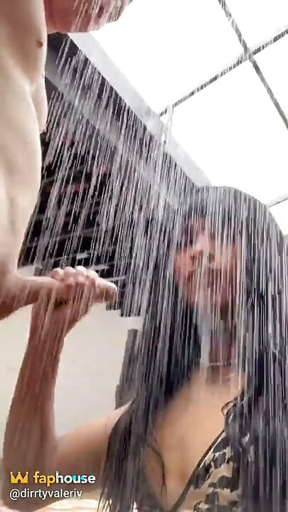 Lelaki Meniduriku Seperti Pelacur Dan Membuat Aku Menghisap Dalam Sehingga Aku Menetup Susu Di Muka Dan Mulut Dalam Bilik Mandi