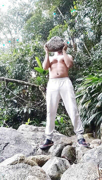 Em uma caminhada até o rio - masturbação e urina ao ar livre